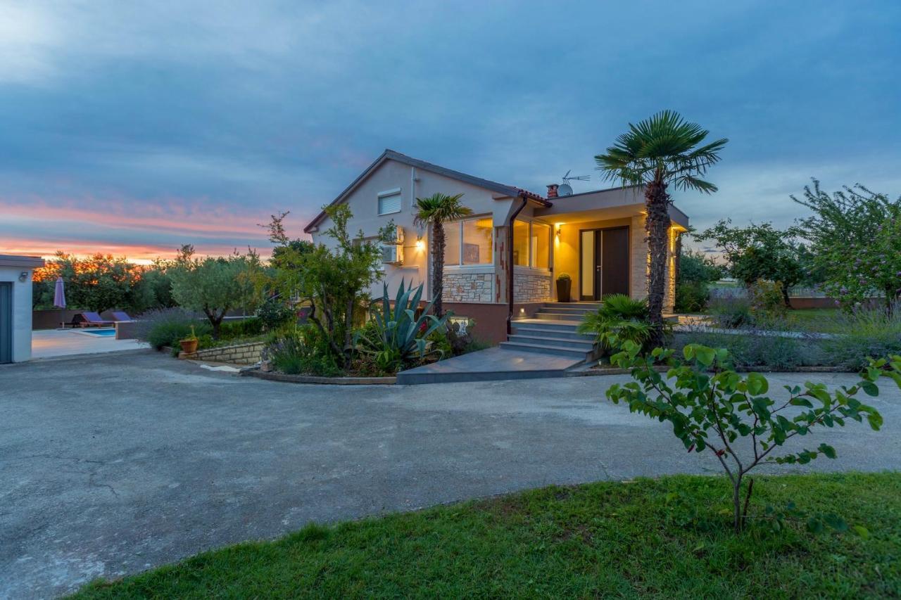 Villa Viktoria Poll&Garden View Kaštelir Kültér fotó