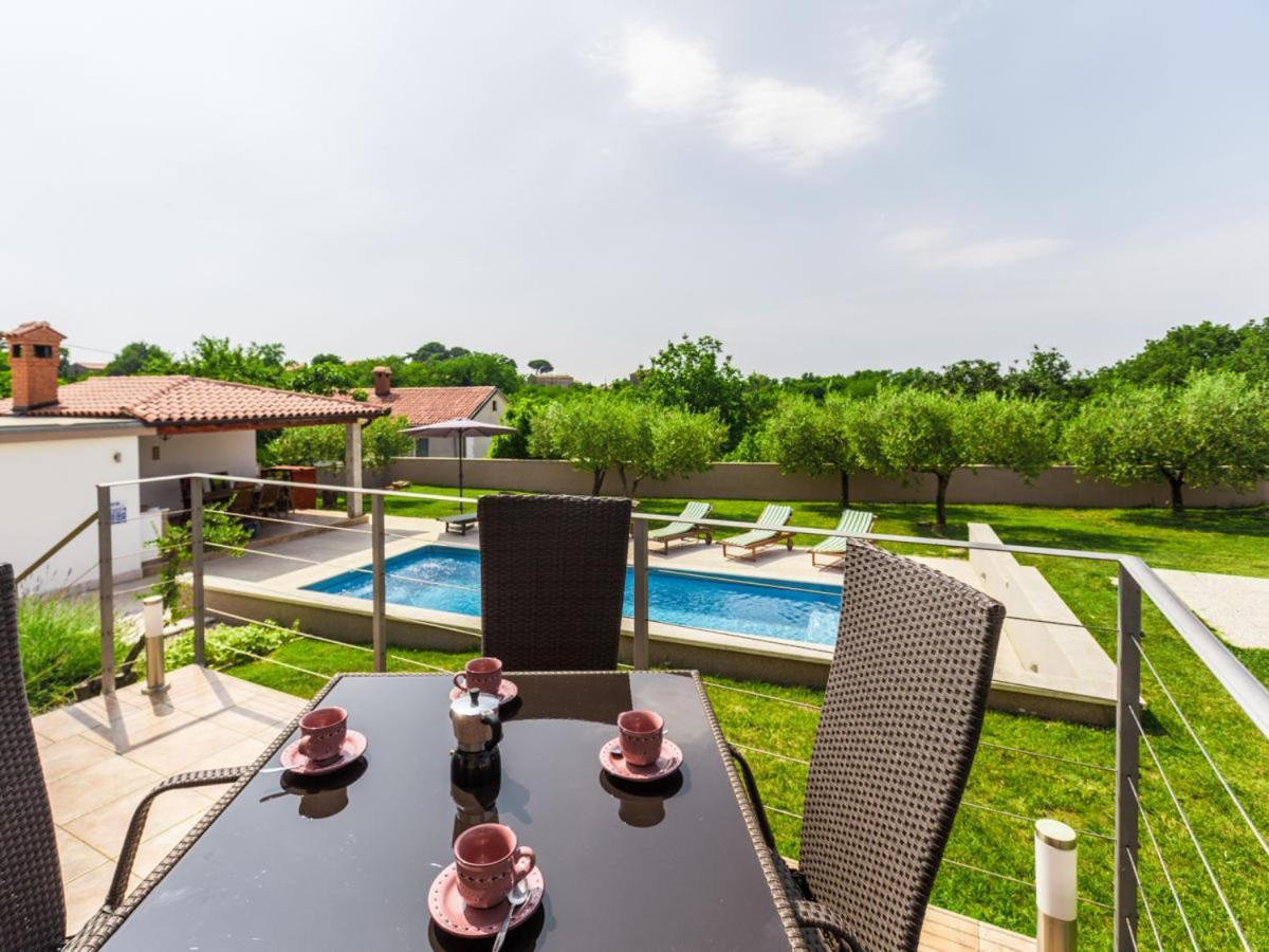 Villa Viktoria Poll&Garden View Kaštelir Kültér fotó