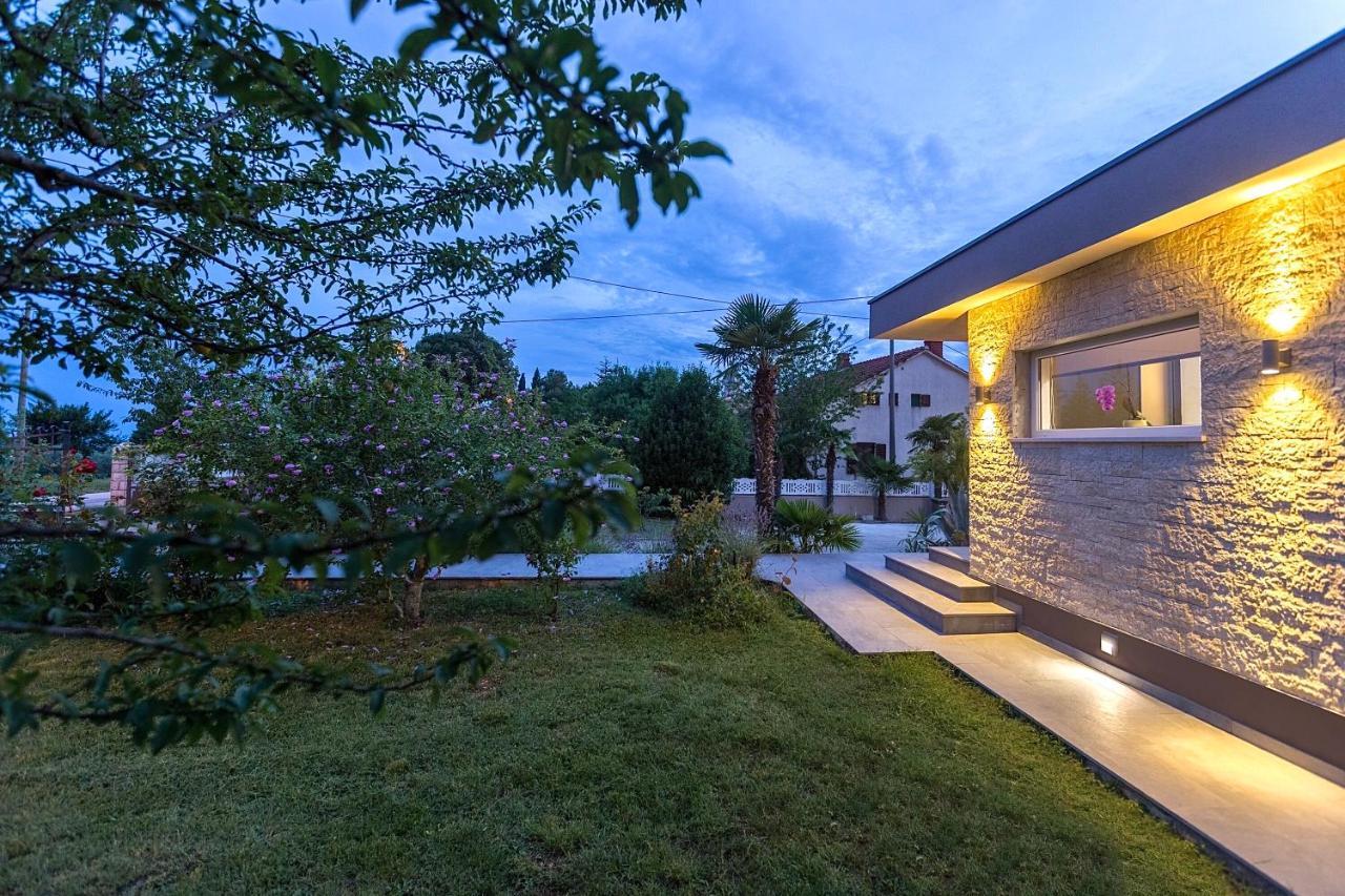 Villa Viktoria Poll&Garden View Kaštelir Kültér fotó
